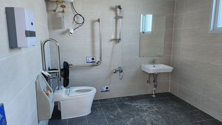 [창원=뉴시스]성인용 대변기와 세면대가 설치된 해당 유아 특수학급 화장실 내부.(사진=전교조 경남지부 제공) 2025.02.24.photo@newsis.com *재판매 및 DB 금지