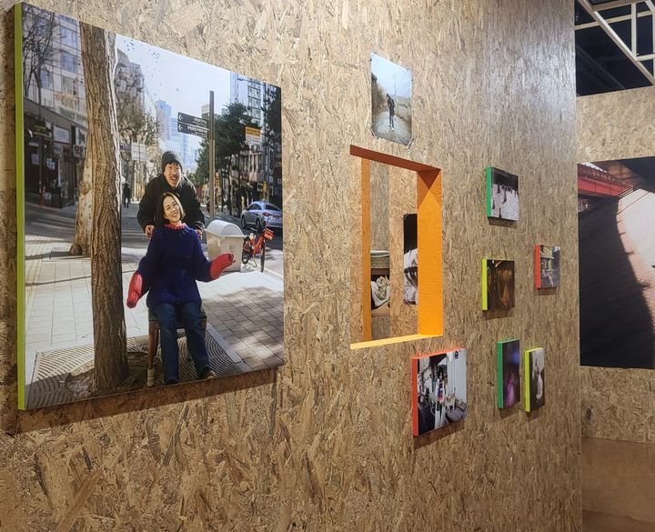 [사진=박현주미술전문기자] 카와시마 코토리가 서울에서 여행하며 팬으로 만난 배우 양익준이 이번 서울 '사란란' 전시 작품에 참여했다. 2025.02.24. hyun@newsis.com *재판매 및 DB 금지