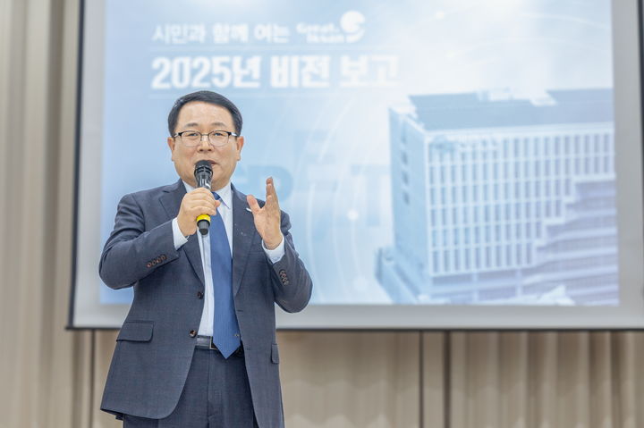 정헌율 익산시장이 '2025년 주민과의 대화' 첫 방문지인 함열읍에서 시정 방향을 설명하고 있다. (사진=익산시 제공) *재판매 및 DB 금지