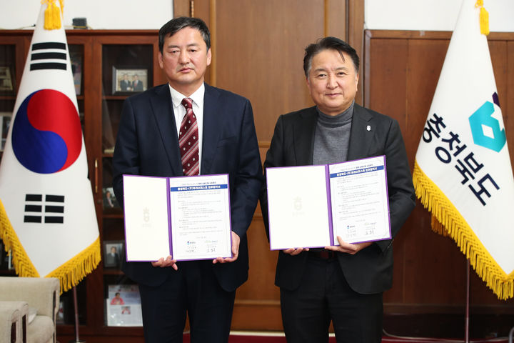 [청주=뉴시스] 24일 충북도청에서 김영환(오른쪽) 충북지사와 ㈜후레쉬퍼스트 김정욱 대표가 충북 농·특산물 소비 촉진을 위한 업무협약(MOU)을 체결한 뒤 기념사진을 찍고 있다. (사진=충북도 제공) 2025.2.24. photo@newsis.com *재판매 및 DB 금지