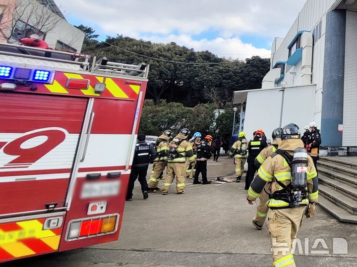 [제주=뉴시스] 24일 오후 제주시 이호1동 소재 사우나에서 화재가 발생해 소방당국이 안전 관리에 나서고 있다. (사진=제주소방안전본부 제공) 2025.02.24. photo@newsis.com 