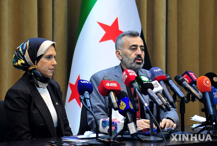 [ 다마스쿠스= 신화/뉴시스] 시리아 수도 다마스쿠스에서 24일 밤 정부 보안군과 친아사드 정부의 잔여세력이 야간 전투를 벌여 아사드지지 민병대의 파우자 라일라 지도자가 전사했다고 시리아 인권관측소가 25일 전했다. 사진은 2월 22일 시리아 정부의 국가대화위원회 하산 알-다김 대변인이 각 정치세력간의 대립과 갈등을 해소하기 위한 국민대통합 대화위원회 개최 계획을 발표하는 장면. 2025.02. 26. 