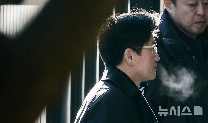 [과천=뉴시스] 정병혁 기자 = 오동운 고위공직자범죄수사처(공수처) 처장이 24일 오전 경기 과천시 정부과천청사 공수처로 출근하고 있다. 2025.02.24. jhope@newsis.com