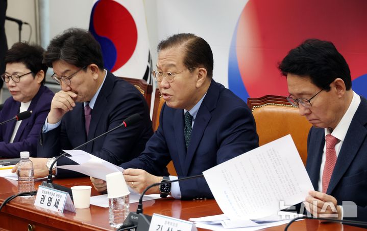 [서울=뉴시스] 조성봉 기자= 권영세 국민의힘 비상대책위원장이 24일 오전 서울 여의도 국회에서 열린 비상대책위원회의에서 발언을 하고 있다. 2025.02.24. suncho21@newsis.com