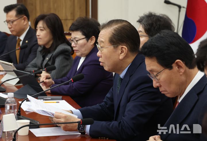 [서울=뉴시스] 조성봉 기자= 권영세 국민의힘 비상대책위원장이 24일 오전 서울 여의도 국회에서 열린 비상대책위원회의에서 발언을 하고 있다. 2025.02.24. suncho21@newsis.com