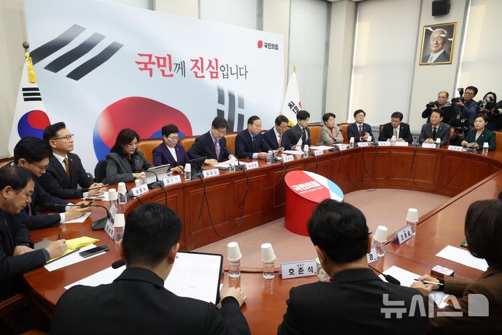 [서울=뉴시스] 조성봉 기자= 권영세 국민의힘 비상대책위원장이 24일 오전 서울 여의도 국회에서 열린 비상대책위원회의에서 발언을 하고 있다. 2025.02.24. suncho21@newsis.com