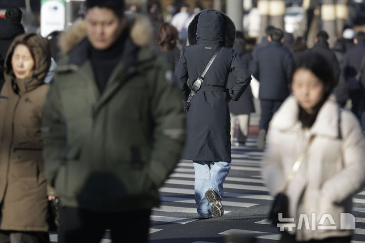 [서울=뉴시스] 최동준 기자 = 평년보다 낮은 기온이 이어지고 있는 24일 오전 서울 숭례문 인근에서 시민들이 출근하고 있다.기상청은 25일부터 평년 수준 기온을 회복할 것으로 예보했다. 2025.02.24. photocdj@newsis.com
