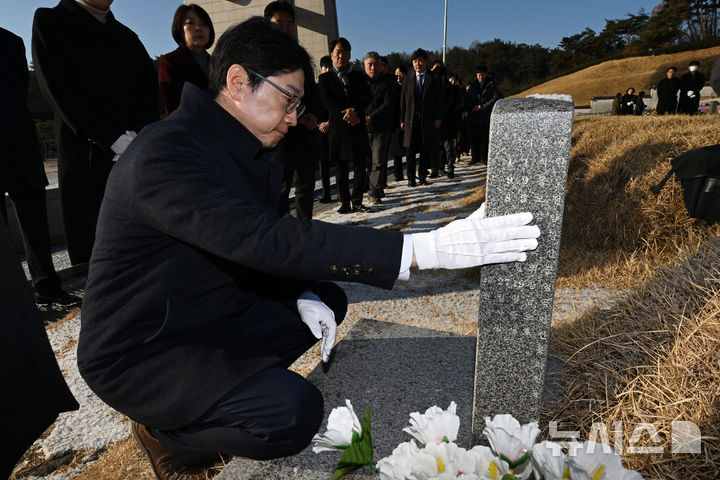 [광주=뉴시스] 이영주 기자 = 김경수 전 경남도지사가 24일 오전 광주 북구 운정동 국립5·18민주묘지를 찾아 '시민군 대변인' 고(故) 윤상원 열사의 묘소를 참배하고 있다. 2025.02.24. leeyj2578@newsis.com