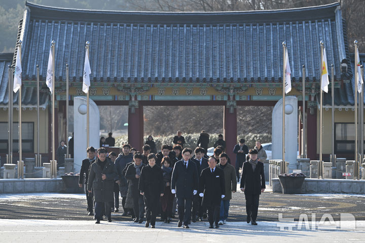 [광주=뉴시스] 이영주 기자 = 김경수 전 경남도지사와 지지자들이 24일 오전 광주 북구 운정동 국립5·18민주묘지를 찾아 참배를 위해 추념탑으로 향하고 있다. 2025.02.24. leeyj2578@newsis.com