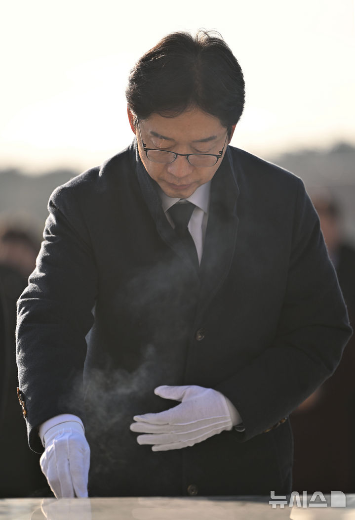 [광주=뉴시스] 이영주 기자 = 김경수 전 경남도지사가 24일 오전 광주 북구 운정동 국립5·18민주묘지를 찾아 오월 영령에 참배하고 있다. 2025.02.24. leeyj2578@newsis.com