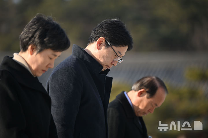 [광주=뉴시스] 이영주 기자 = 김경수 전 경남도지사가 24일 오전 광주 북구 운정동 국립5·18민주묘지를 찾아 오월 영령에 묵념하고 있다. 2025.02.24. leeyj2578@newsis.com