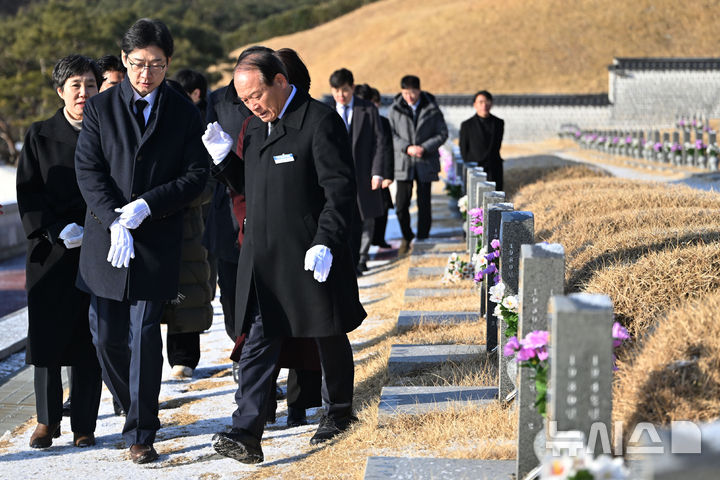 [광주=뉴시스] 이영주 기자 = 김경수 전 경남도지사가 24일 오전 광주 북구 운정동 국립5·18민주묘지를 찾아 열사들의 묘소를 둘러보고 있다. 2025.02.24. leeyj2578@newsis.com