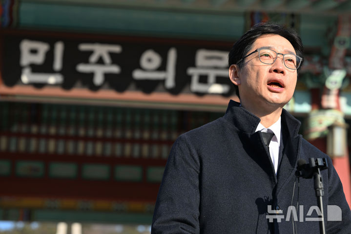 [광주=뉴시스] 이영주 기자 = 김경수 전 경남도지사가 24일 오전 광주 북구 운정동 국립5·18민주묘지 민주의문 앞에서 취재진 인터뷰를 하고 있다. 2025.02.24. leeyj2578@newsis.com