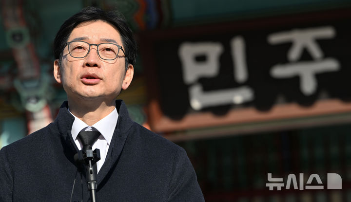 [광주=뉴시스] 이영주 기자 = 김경수 전 경남도지사가 24일 오전 광주 북구 운정동 국립5·18민주묘지 민주의문 앞에서 취재진 인터뷰를 하고 있다. 2025.02.24. leeyj2578@newsis.com