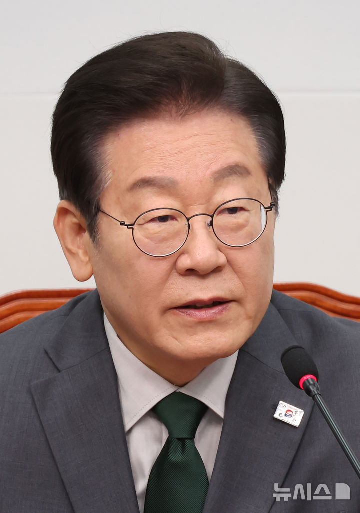 [서울=뉴시스] 고승민 기자 = 이재명 더불어민주당 대표가 24일 서울 여의도 국회에서 열린 최고위원회의에서 발언하고 있다. 2025.02.24. kkssmm99@newsis.com