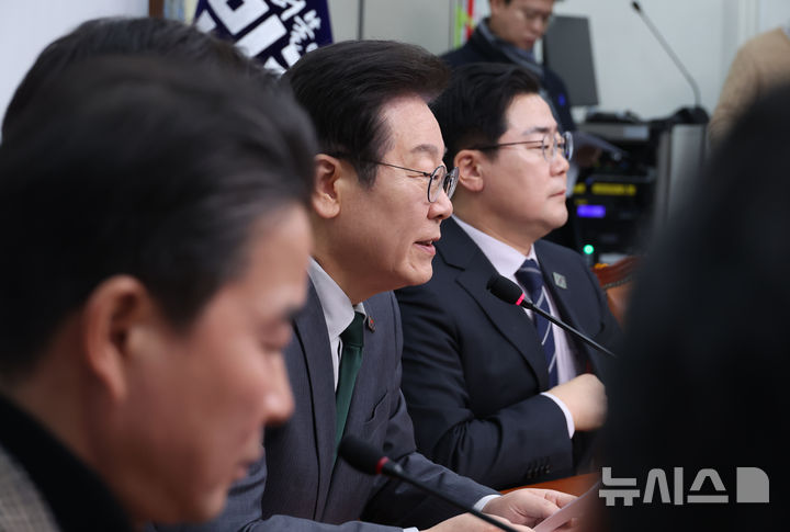 [서울=뉴시스] 고승민 기자 = 이재명 더불어민주당 대표가 24일 서울 여의도 국회에서 열린 최고위원회의에서 발언하고 있다. 2025.02.24. kkssmm99@newsis.com