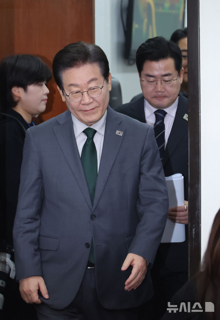 [서울=뉴시스] 고승민 기자 = 이재명 더불어민주당 대표와 박찬대 원내대표 등 지도부가 24일 서울 여의도 국회에서 열린 최고위원회의에 참석하고 있다. 2025.02.24. kkssmm99@newsis.com