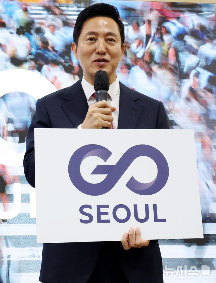 [서울=뉴시스] 추상철 기자 = 오세훈 서울시장이 24일 오전 서울 중구 서울시청에서 열린 '서울시 교통체계 통합브랜드 발표' 기자설명회에서 모두발언을 하고 있다. 서울시는 서울 교통의 가치와 정체성, 독창성을 담은 통합 브랜드 'GO SEOUL(고 서울)'을 발표했으며 "교통수단을 브랜딩한 것은 전국 최로"라고 밝혔다.2025.02.24. scchoo@newsis.com