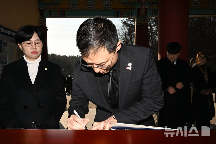 [광주=뉴시스] 이영주 기자 = 국민의힘 김상욱 의원이 24일 오전 광주 북구 운정동 국립5·18민주묘지를 찾아 방명록을 작성하고 있다. 2025.02.24. leeyj2578@newsis.com