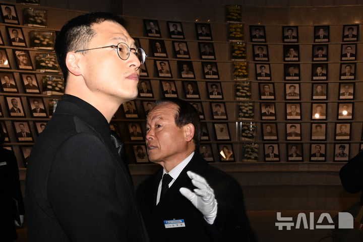 [광주=뉴시스] 이영주 기자 = 국민의힘 김상욱 의원이 24일 오전 광주 북구 운정동 국립5·18민주묘지를 찾아 5·18 희생자들의 영정이 안치된 유영봉안소를 둘러보고 있다. 2025.02.24. leeyj2578@newsis.com