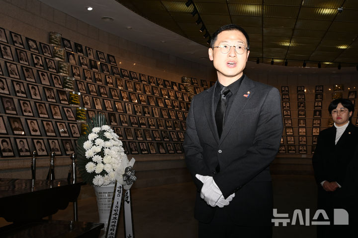 [광주=뉴시스] 이영주 기자 = 국민의힘 김상욱 의원이 24일 오전 광주 북구 운정동 국립5·18민주묘지를 찾아 5·18 희생자들의 영정이 안치된 유영봉안소를 둘러보고 있다. 2025.02.24. leeyj2578@newsis.com