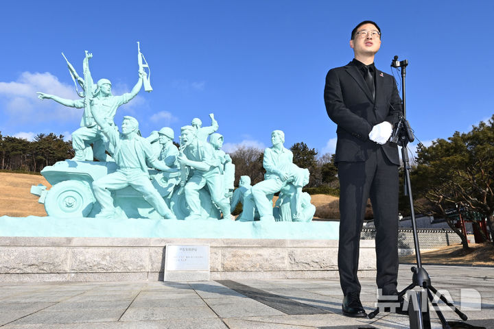 [광주=뉴시스] 이영주 기자 = 국민의힘 김상욱 의원이 24일 오전 광주 북구 운정동 국립5·18민주묘지를 찾아 5·18 당시 폭력 계엄군에 맞섰던 시민군을 상징하는 무장항쟁군상 앞에서 취재진 인터뷰를 하고 있다. 2025.02.24. leeyj2578@newsis.com