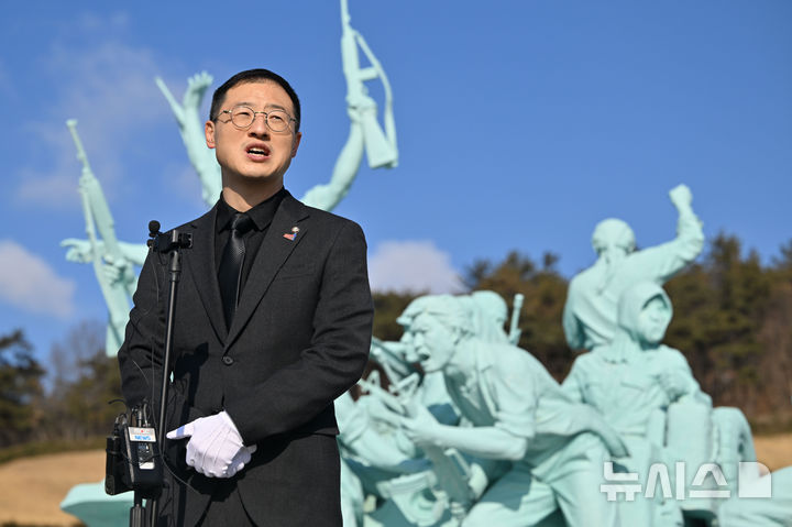 [광주=뉴시스] 이영주 기자 = 국민의힘 김상욱 의원이 24일 오전 광주 북구 운정동 국립5·18민주묘지를 찾아 5·18 당시 전두환 신군부의 폭력 계엄군에 맞섰던 시민군을 상징하는 무장항쟁군상 앞에서 취재진 인터뷰를 하고 있다. 2025.02.24. leeyj2578@newsis.com