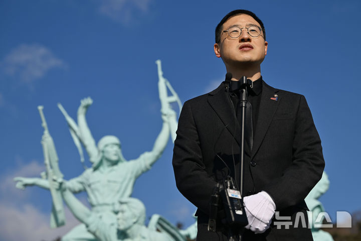 [광주=뉴시스] 이영주 기자 = 국민의힘 김상욱 의원이 24일 오전 광주 북구 운정동 국립5·18민주묘지를 찾아 5·18 당시 전두환 신군부의 폭력 계엄군에 맞섰던 시민군을 상징하는 무장항쟁군상 앞에서 취재진 인터뷰를 하고 있다. 2025.02.24. leeyj2578@newsis.com