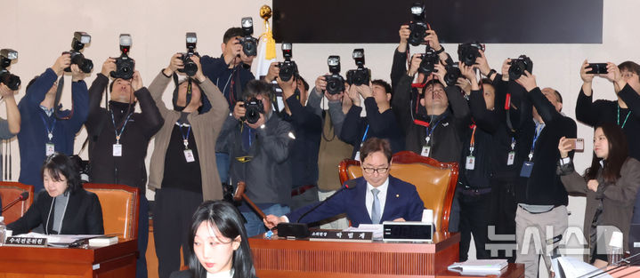 [서울=뉴시스] 조성우 기자 = 24일 오전 서울 여의도 국회에서 열린 법제사법위원회 법안심사제1소위원회에서 박범계 위원장이 개의 선언을 하며 의사봉을 두드리고 있다. 2025.02.24. xconfind@newsis.com