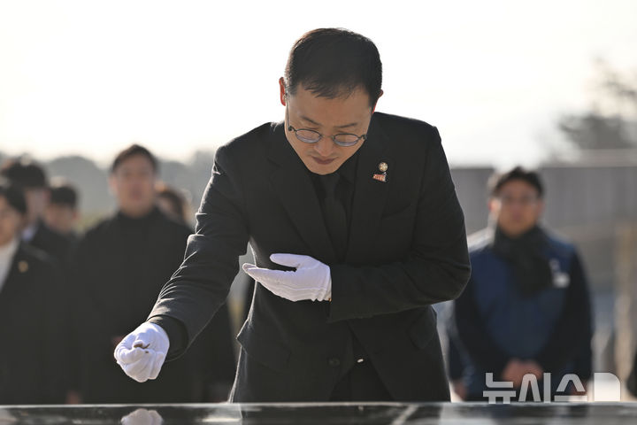 [광주=뉴시스] 이영주 기자 = 국민의힘 김상욱 의원이 24일 오전 광주 북구 운정동 국립5·18민주묘지를 찾아 오월 영령에 분향하고 있다. 2025.02.24. leeyj2578@newsis.com