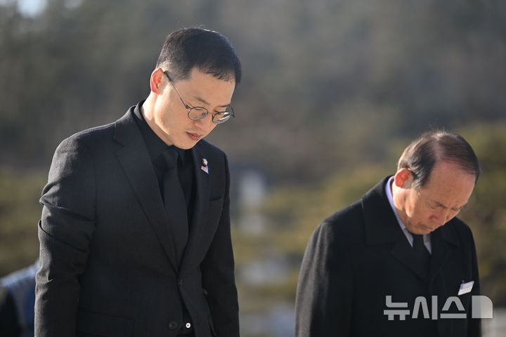 [광주=뉴시스] 이영주 기자 = 국민의힘 김상욱 의원이 24일 오전 광주 북구 운정동 국립5·18민주묘지를 찾아 오월 영령에 묵념하고 있다. 2025.02.24. leeyj2578@newsis.com