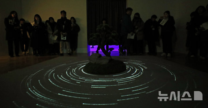 [서울=뉴시스] 김혜진 기자 = 24일 오전 서울 종로구 세종미술관에서 열린 디지털로 재현한 '미음완보(微吟緩步), 전통정원을 거닐다' 언론 공개회에서 참석자가 미디어아트를 관람하고 있다.&nbsp; 국가유산청은 세종문화회관과 '미음완보' 전을 오는 4월 27일까지 개최한다고 밝혔다. '미음완보'전은 '산수지락(山水之樂) 자연을 벗 삼아 누리는 즐거움', '격물치지(格物致知), 정원에서 얻는 아취', '인지제의(因地制宜), 자연에 의탁한 정원' 등 총 3부로 구성된다. 2025.02.24. jini@newsis.com