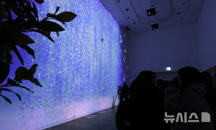 [서울=뉴시스] 김혜진 기자 = 24일 오전 서울 종로구 세종미술관에서 열린 디지털로 재현한 '미음완보(微吟緩步), 전통정원을 거닐다' 언론 공개회에서 참석자가 미디어아트를 관람하고 있다.&nbsp; 국가유산청은 세종문화회관과 '미음완보' 전을 오는 4월 27일까지 개최한다고 밝혔다. '미음완보'전은 '산수지락(山水之樂) 자연을 벗 삼아 누리는 즐거움', '격물치지(格物致知), 정원에서 얻는 아취', '인지제의(因地制宜), 자연에 의탁한 정원' 등 총 3부로 구성된다. 2025.02.24. jini@newsis.com