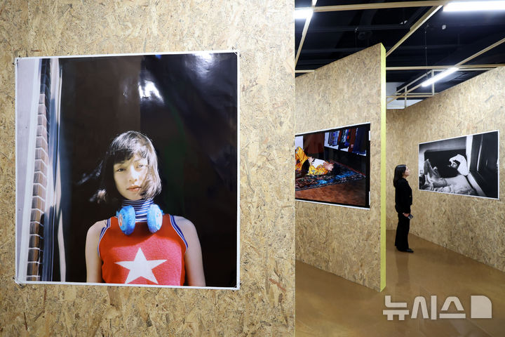 [서울=뉴시스] 박진희 기자 = 서울미술관은 24일 서울 종로구 석파정 서울미술관에서 일본 사진작가 카와시마 코도리(Kawashima kotori) 개인전 '사란란 サランラン' 기자간담회를 갖고 작가의 주요 사진 작품을 선보이고 있다. 미래에서 온 아이라는 뜻의 '미라이짱' 사진집으로 큰 반향을 일으켰던 사진작가는 이번 전시에서 그의 초기작 'BABY BABY'부터 최초 공개하는 서울 신작 '사란란'까지 만나 볼 수 있다. 2025.02.24. pak7130@newsis.com