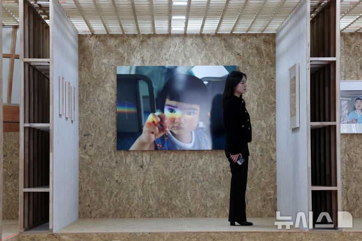 [서울=뉴시스] 박진희 기자 = 서울미술관은 24일 서울 종로구 석파정 서울미술관에서 일본 사진작가 카와시마 코도리(Kawashima kotori) 개인전 '사란란 サランラン' 기자간담회를 갖고 작가의 주요 사진 작품을 선보이고 있다. 미래에서 온 아이라는 뜻의 '미라이짱' 사진집으로 큰 반향을 일으켰던 사진작가는 이번 전시에서 그의 초기작 'BABY BABY'부터 최초 공개하는 서울 신작 '사란란'까지 만나 볼 수 있다. 2025.02.24. pak7130@newsis.com