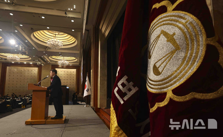 [서울=뉴시스] 김정욱 제53대 대한변호사협회장이 지난 2월 24일 서울 중구 롯데호텔에서 열린 제53대 변협회장 취임식에서 취임사를 하고 있다. (사진=뉴시스DB). 2025.05.27. ks@newsis.com