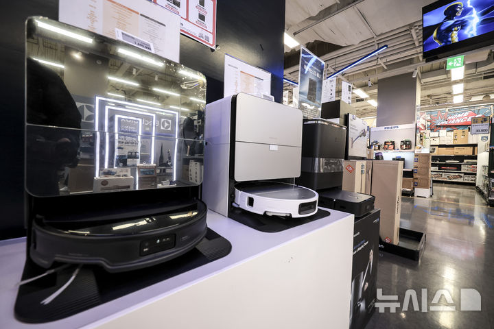[서울=뉴시스] 정병혁 기자 = 24일 서울시내 한 가전매장에 중국산 로봇청소기가 진열되어 있다. 2025.02.24. jhope@newsis.com