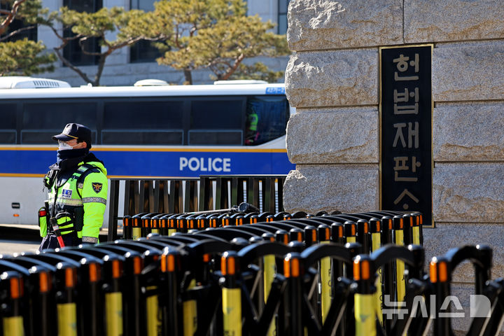 [서울=뉴시스] 김금보 기자 = 윤석열 대통령 탄핵심판 최종 변론을 하루 앞둔 24일 서울 종로구 헌법재판소에 삼엄한 경비가 이뤄지고 있다. 2025.02.24. kgb@newsis.com