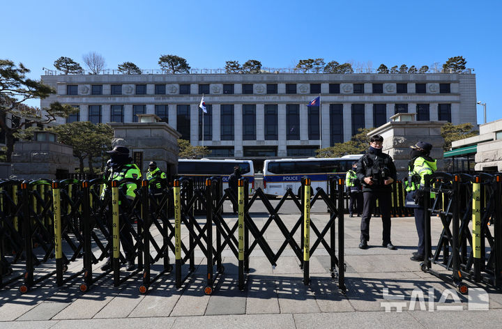 [서울=뉴시스] 김금보 기자 = 윤석열 대통령 탄핵심판 최종 변론을 하루 앞둔 24일 서울 종로구 헌법재판소에 삼엄한 경비가 이뤄지고 있다. 2025.02.24. kgb@newsis.com