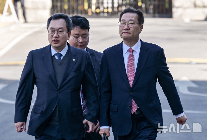[서울=뉴시스] 김금보 기자 = 박성재 법무부 장관이 24일 오후 서울 종로구 헌법재판소에서 열리는 자신에 대한 탄핵심판 첫 변론준비기일에 출석하고 있다. (공동취재) 2025.02.24. photo@newsis.com