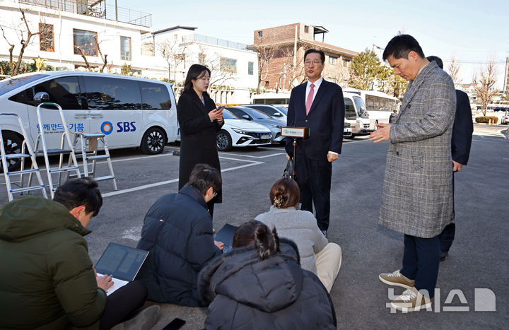 [서울=뉴시스] 김금보 기자 = 박성재 법무부 장관이 24일 오후 서울 종로구 헌법재판소에서 열리는 자신에 대한 탄핵심판 첫 변론준비기일에 출석하며 입장을 밝히고 있다. (공동취재) 2025.02.24. photo@newsis.com