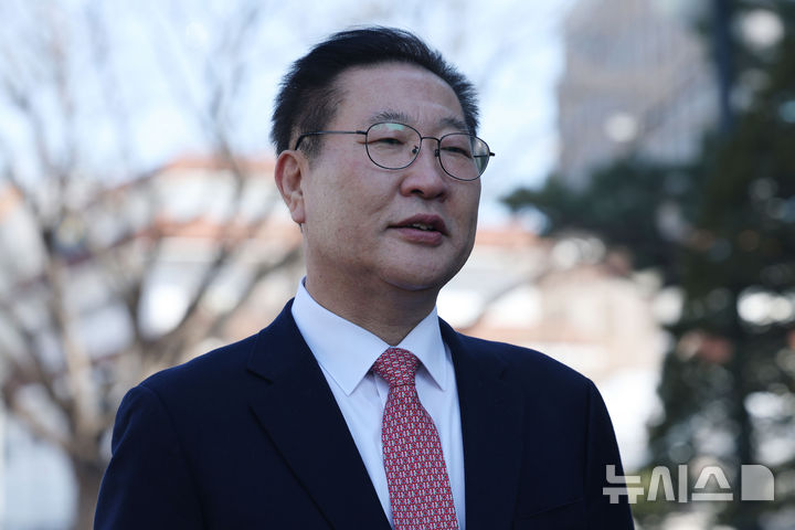 [서울=뉴시스] 김금보 기자 = 박성재 법무부 장관이 24일 오후 서울 종로구 헌법재판소에서 열리는 자신에 대한 탄핵심판 첫 변론준비기일에 출석하며 입장을 밝히고 있다. (공동취재) 2025.02.24. photo@newsis.com
