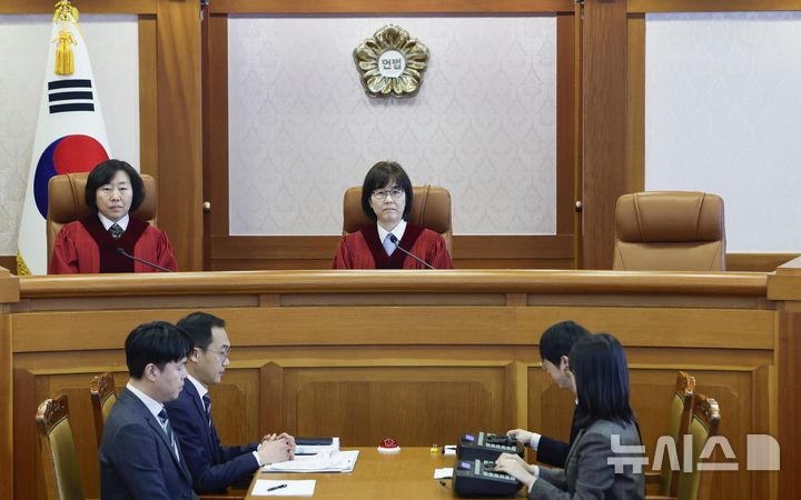 [서울=뉴시스] 김금보 기자 = 이미선 헌법재판관과 정계선 헌법재판관이 24일 서울 종로구 헌법재판소 소심판정에서 열린 박성재 법무부 장관 탄핵심판 1차 변론준비기일에 자리해 있다. (공동취재) 2025.02.24. photo@newsis.com
