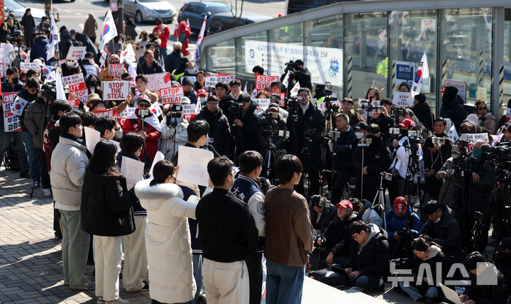 [서울=뉴시스] 김선웅 기자 = '자유민주주의를 수호하는 숭실인들' 소속 학생들이 24일 서울 동작구 숭실대학교 앞에서 윤석열 대통령에 대한 탄핵 반대 및 '부정선거' 규탄 시국선언을 하고 있다. 2025.02.24. mangusta@newsis.com