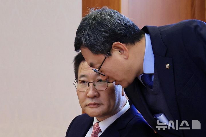 [서울=뉴시스] 김금보 기자 = 박성재 법무부 장관이 24일 서울 종로구 헌법재판소 소심판정에서 열린 탄핵 심판 첫 변론준비기일에 참석해 대리인인 김재훈 변호사와 대화하고 있다. (공동취재) 2025.02.24. photo@newsis.com