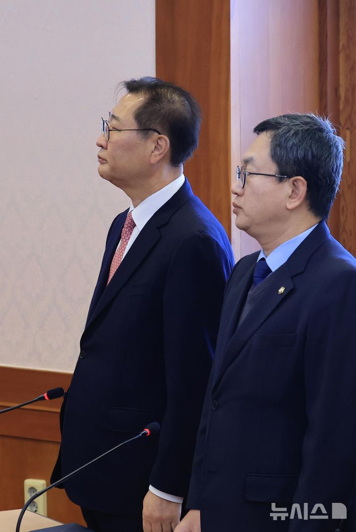 [서울=뉴시스] 김금보 기자 = 박성재 법무부 장관이 24일 서울 종로구 헌법재판소 소심판정에서 열린 탄핵 심판 첫 변론준비기일에 참석해 이미선·정계선 헌법재판관이 입장하자 일어서 있다. 오른쪽은 대리인인 김재훈 변호사. (공동취재) 2025.02.24. photo@newsis.com