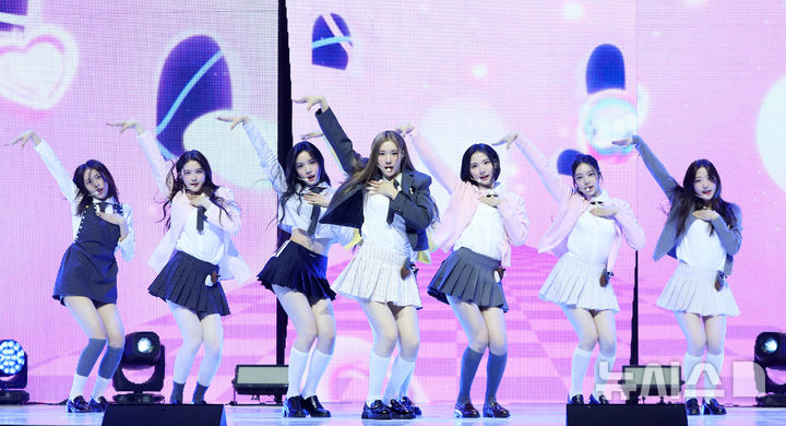 [서울=뉴시스] 김혜진 기자 = 그룹 하츠투하츠가 24일 오후 서울 광진구 예스24라이브홀에서 열린 첫 번째 싱글앨범 '더 체이스' 발매 기념 쇼케이스에서 무대를 선보이고 있다.&nbsp; '더 체이스'는 몽환적인 사운드 소스들과 보컬 멜로디가 어우러져 신비롭고 묘한 분위기를 자아낸다. 특별한 베이스 신스를 중심으로 전개되는 트랙의 분위기 변화가 특징이다. 2025.02.24. jini@newsis.com