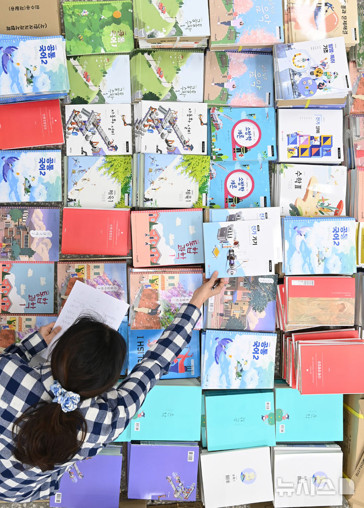[수원=뉴시스] 김종택 기자 = 신학기를 앞둔 24일 경기도 수원시 삼일공업고등학교에서 학교 관계자가 과목별 교과서 수량 확인과 배부 작업을 하고 있다. 2025.02.24. jtk@newsis.com