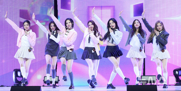 [서울=뉴시스] 김혜진 기자 = 그룹 하츠투하츠가 24일 오후 서울 광진구 예스24라이브홀에서 열린 첫 번째 싱글앨범 '더 체이스' 발매 기념 쇼케이스에서 무대를 선보이고 있다.'더 체이스'는 몽환적인 사운드 소스들과 보컬 멜로디가 어우러져 신비롭고 묘한 분위기를 자아낸다. 특별한 베이스 신스를 중심으로 전개되는 트랙의 분위기 변화가 특징이다. 2025.02.24. jini@newsis.com