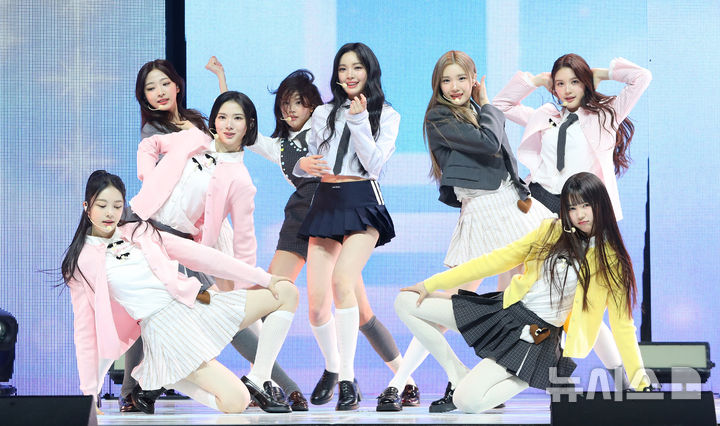 [서울=뉴시스] 김혜진 기자 = 그룹 하츠투하츠가 24일 오후 서울 광진구 예스24라이브홀에서 열린 첫 번째 싱글앨범 '더 체이스' 발매 기념 쇼케이스에서 무대를 선보이고 있다. '더 체이스'는 몽환적인 사운드 소스들과 보컬 멜로디가 어우러져 신비롭고 묘한 분위기를 자아낸다. 특별한 베이스 신스를 중심으로 전개되는 트랙의 분위기 변화가 특징이다. 2025.02.24. jini@newsis.com